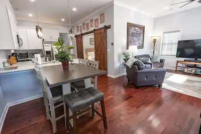 Image de Remodeled Historic House Walkable to Everything