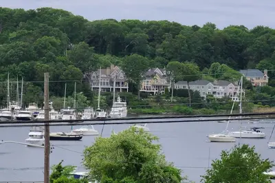 Image de Adorable Cottage with Water Views, Across the street from Prime & other eateries