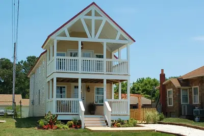 Image de Sunny Claire-Beautiful Downtown Cottage w/Hot Tub