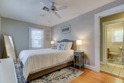 Image de Winter Availability! Escape the snow! 2 Br in Sunny Downtown Dunedin! ☀️