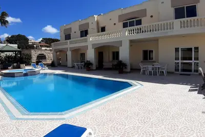 Image de Spacious 2 bedroom sleep 5, swimming pool, Ac\/WiFi