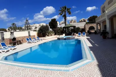 Image de Comfortable, 1 bedroom apt sleep 2\/3 persons with Ac, swimming pool, & Wi-Fi.
