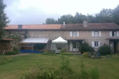 Image de maison de campagne (jacuzzi\/terrasse\/parc\/ randonnées\/champignons)