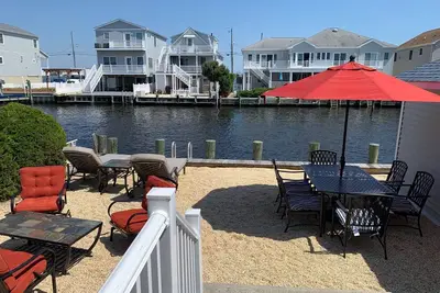 Image de Waterfront Home on the Lagoon with a Dock.