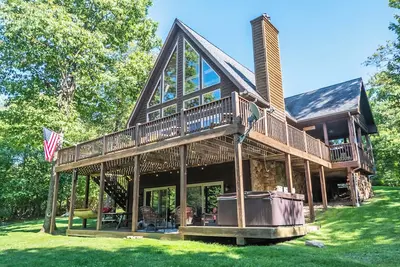 Image de Lucky 12 | Centrally Located, Lake Access, Hot Tub