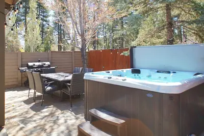 Image de The Bear Den - Walk to Lake & Village, Game Room, and Hot Tub!