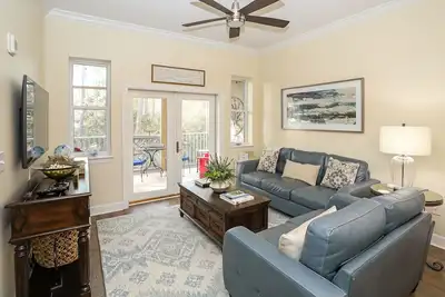 Image de Wave From it All- Steps to the Beach! 3 Bedroom