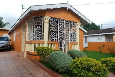 Image de A cozy home in a quiet residential community  minutes from Town Central
