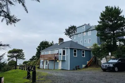 Image de Rustic 1 Bedroom W/Full Kitchen, Ocean View Deck & Real Wood Burning Fire Place