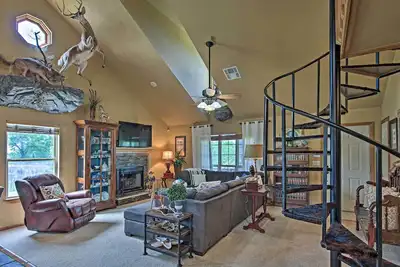 Image de Charming Vian Retreat w\/ Private Deck & Grills!