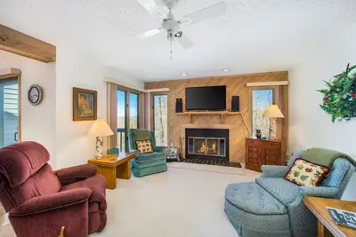 Image de 3-story dog-friendly condo w\/free WiFi, balcony, shared heated pool, fireplace