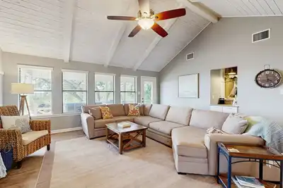 Image de Quiet, private retreat with lake views, huge covered deck, W/D, & fenced yard