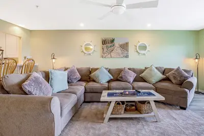 Image de Bethany Bay second floor condo with pool, high-speed WiFi, central Ac, & W/D