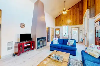 Image de Dog-Friendly Coastal Retreat w/ Water Views, Deck, Private Hot Tub & WiFi