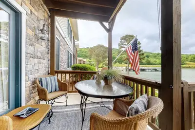 Image de Inviting lakefront home with dock, deck, WiFi  & central A/C