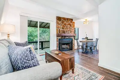 Image de Dog Friendly Wooded condo near skiing & town with deck & fast WiFi