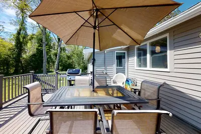 Ideal Cape escape with deck, WiFi & foosball table - great location near town