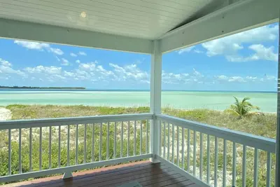 Image de Luxury Beachfront Home with Tiki Hut, Sundeck, Kayaks\/Paddleboards\/Rental Skiff