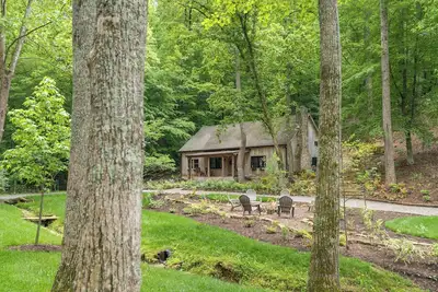 Image de Secluded Cabin in the Woods Close to It All