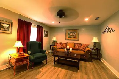 Image de Perfect for transitioning from old home to new home, traveling nurses, students.