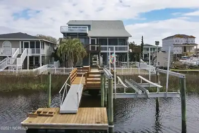Image de Oib Escape - Canal home steps from beach - Dream Vacation - 4br 2ba - Sleeps 17