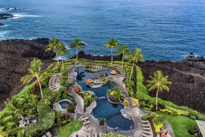 Image de Ocean views with private restaurant and pool bar. Last minute specials.
