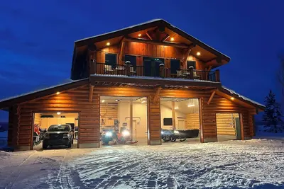 Image de Cozy snowmobilers retreat below Mt Jefferson.