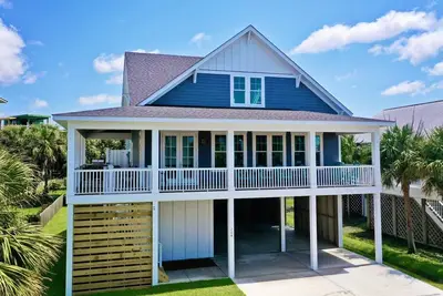 Image de New Modern House w/Large Deck, Water View, Elevator, Dog Friendly + Big Fenced Yard