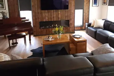 Image de Lux Lakeview Haven: Chic 2-Br Home Central Highlands