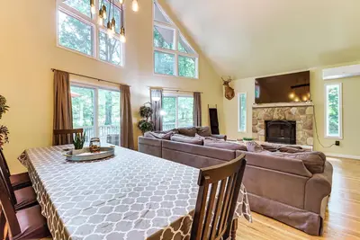 Image de Furnished Deck + Fire Pit: Poconos Outdoorsy Gem