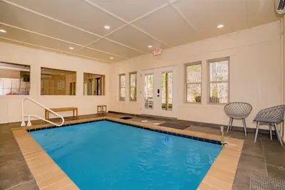 Image de Smoky Mountain Wow: Indoor-Pool, Pet-Friendly, FirePit, Hot Tub, located in the heart of Gatlinburg!