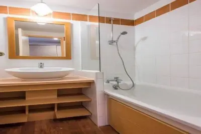 Image de 150m des commerces, 2ème étage, vue montagne, piscine, balcon, télévision, casier à ski, 30m²