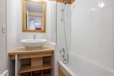 Image de 150m des commerces, étage -2, vue pistes de ski, piscine, balcon, télévision, casier à ski, 40m²