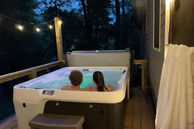 Image de < 3 miles to Downtown, Hot tub and Firepit / Cabin