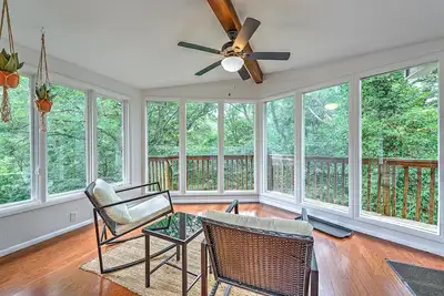 Image de Treetop house with direct access to bike trails and small walk to Lake Avalon