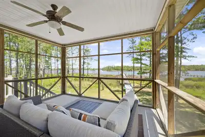 Image de Cast Away Waterfront Getaway with Dock