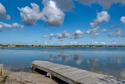 Image de Bayfront home with private path across the street to ocean, pool and hot. . .
