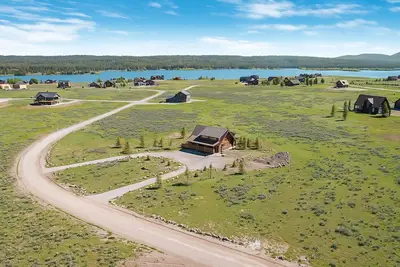Image de Kabino: Snowmobile trailer parking! Close to Yellowstone