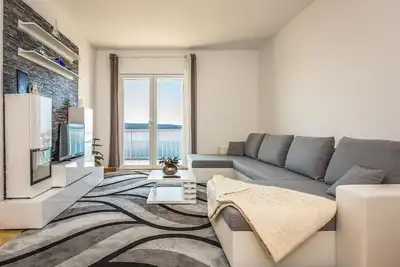 Image de Appartement de vacances Omiš pour 1 - 5 personnes avec 2 chambres à coucher - Maison de vacances
