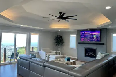 Image de Luxury Home With Dramatic bay Views