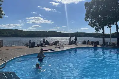 Image de 3bd/3ba condo, lake front, steps from lakeside pool, family fun, 5 star reviews!
