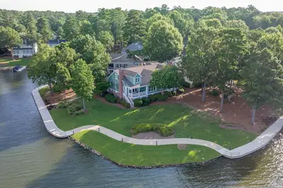 Stunning Lakefront Views of Lake Oconee from every window