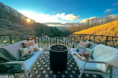 Image de Chic Renovated Loft with 3 Suites, Gorgeous Mountain View, Fire Pit & Pizza Oven
