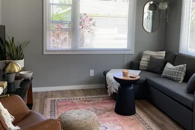 Image de East Main Downtown Bungalow
