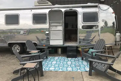 Image de Vintage Airstream on Iconic Sugar Ridge Road