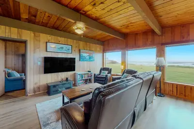 Image de Oceanfront, Dog-Friendly Home with Fireplace, Ocean View, Beach Access & WiFi