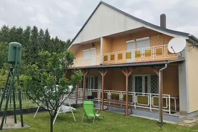 Image de Maison de vacances avec douche de jardin et barbecue