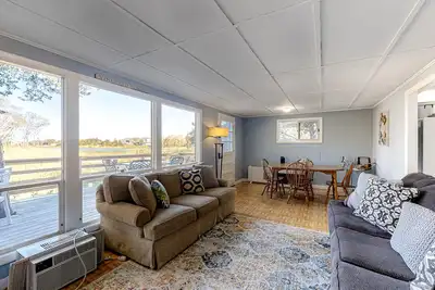 Image de Dog-Friendly Downtown Home w/Free WiFi, Deck, Water Views, & Partial A/C