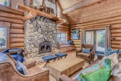 Image de Dog-Friendly Lodge W/ Mountain Views, Pool Table, Large Deck & Gourmet Kitchen