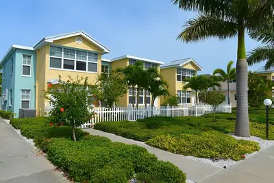 Image de Suite with Full Kitchen, Sunroom! Onsite Pool, Free Parking, Picnic Area & Beach
